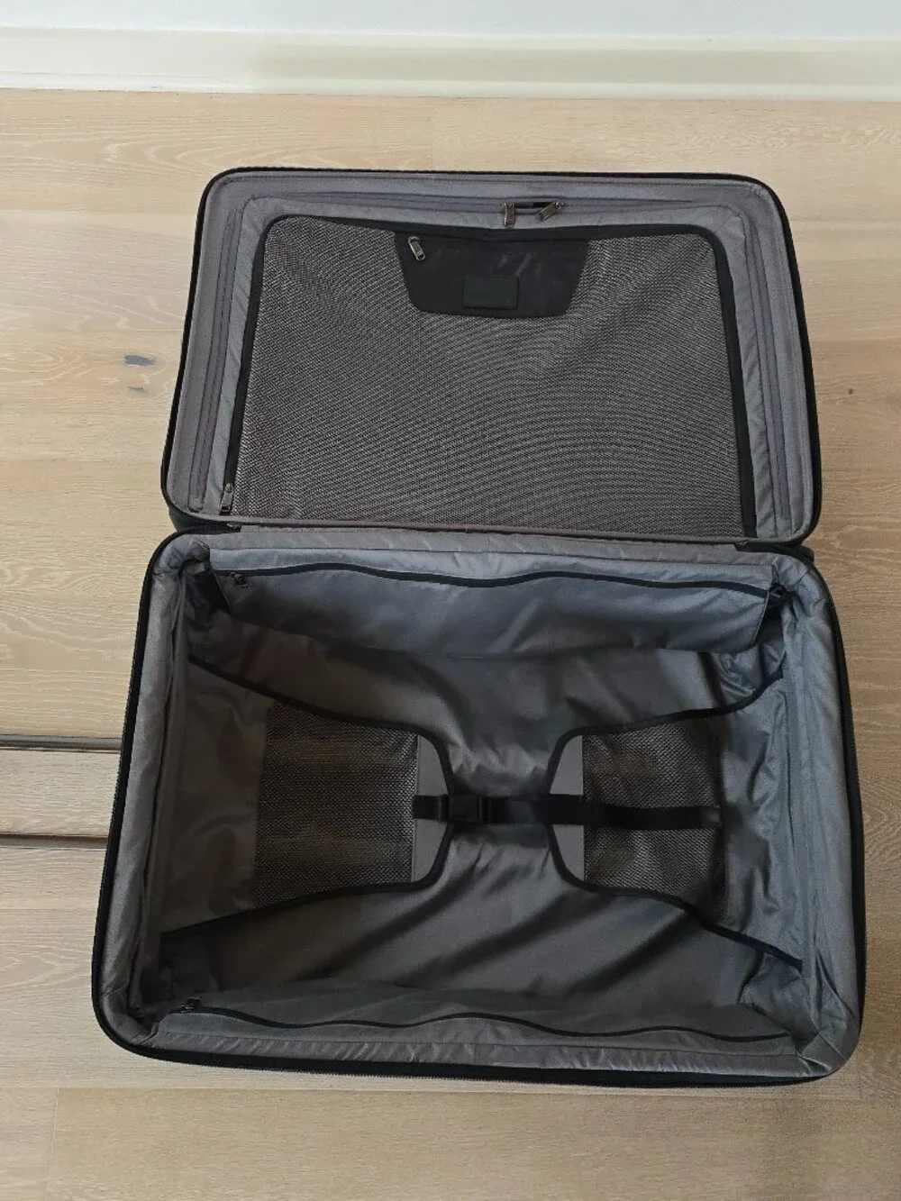 Tumi Alpha 3 Expandable 4 Wheeled Packing Case Luggage in Black/Navy